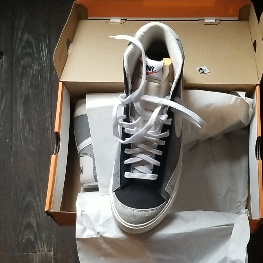 Sneakers - Picture 2 of 4